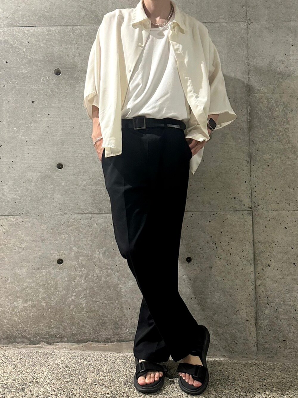 「お出かけコーデ、シャツスタイル、スラックス、WEARyouthコーデ、フレアパンツ、ブラックコーデ、韓国ファッション、ビッグシルエット、きれいめカジュアル、オーバーサイズ、ハレ(HARE)、GU、タンクトップ、夏ファッション、シロシャツ」｜「Appleのアイテム（デジタル腕時計、ブラック系）」を使った、ゆうとさん（メンズ・180cm）の夏コーディネートの1枚目の写真