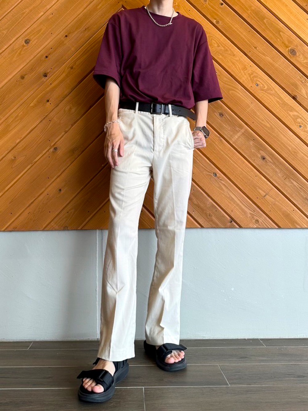 「WEARyouthコーデ、お出かけコーデ、ワインレッド、白パンツ、大人カジュアル、夏ファッション、ゆるコーデ、フレアパンツ、高身長コーデ、UNIQLO、エアリズムコットンオーバーサイズTシャツ(５分袖)、アウトドアスタイル、ユニクロ、きれいめカジュアル、さし色」｜「HAREのショートマンテルネックレス(HARE)（ネックレス、シルバー系）」を使った、ゆうとさん（メンズ・180cm）の夏コーディネートの1枚目の写真