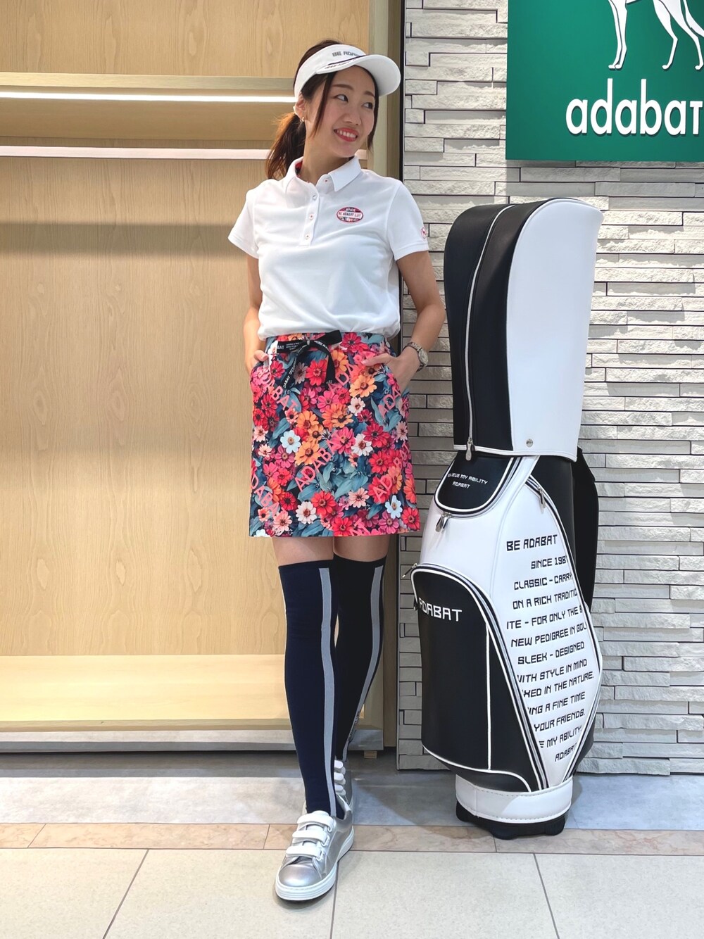 「アダバット、adabat、ゴルフ、ゴルフウェア、ゴルフ女子、ゴルフスタイル、スポーツ、スポーツウェア、花柄スカート、花柄」｜「adabatのフラワー柄 台形スカート（スカート、ピンク系）」を使った、Hさん（レディース・160cm）の夏コーディネートの1枚目の写真