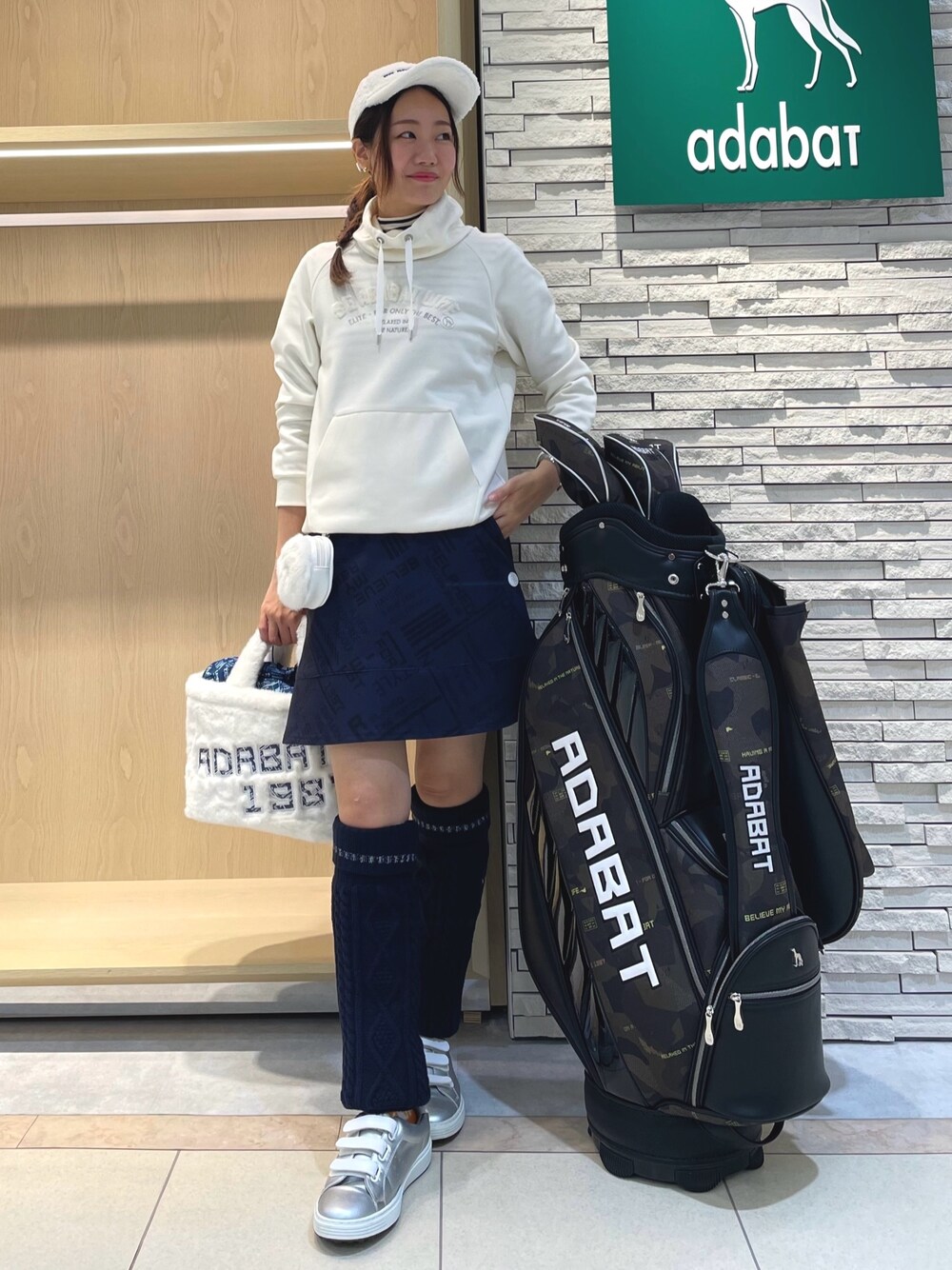 「アダバット、adabat、ゴルフ、ゴルフウェア、スポーツウェア、スポーツ、スポーツコーデ、ゴルフ女子、秋冬コーデ」｜「adabatのフロントポケットあり ロゴデザイントレーナー（スウェット、ホワイト系）」を使った、Hさん（レディース・160cm）の冬コーディネートの1枚目の写真