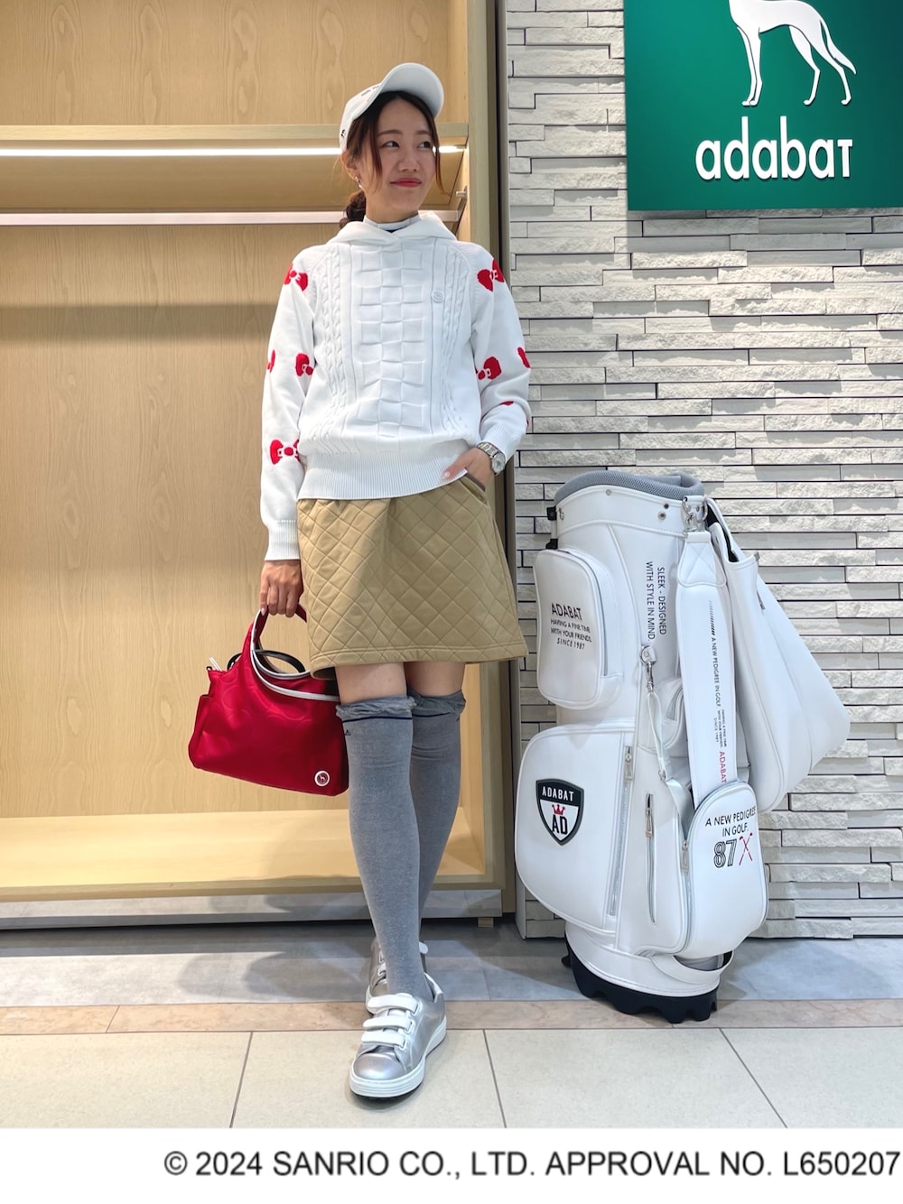 「アダバット、adabat、ゴルフ、ゴルフウェア、スポーツ、スポーツウェア、ハローキティ」｜「adabatのハローキティ バックデザインあり 長袖フーディ（パーカー、ホワイト系）」を使った、Hさん（レディース・160cm）の秋コーディネートの1枚目の写真