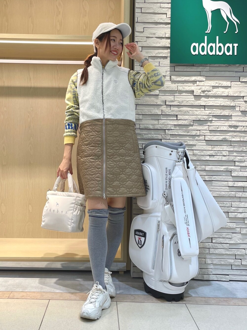 「アダバット、ゴルフ、ゴルフウェア、ゴルフコーデ、ゴルフ女子、スポーツ、骨格ウェーブ、イエベ春」｜「adabatの異素材組み合わせ フルジップワンピース（ワンピース、ホワイト系）」を使った、Hさん（骨格ウェーブ・レディース・160cm）の冬コーディネートの1枚目の写真