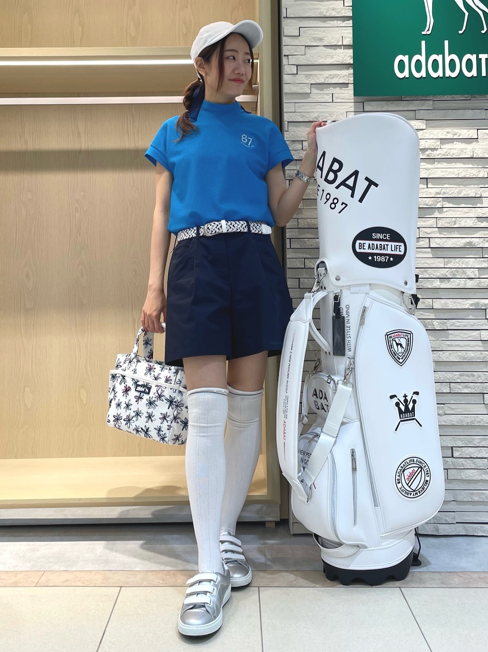 ブルー系のTシャツ/カットソー、ブルー系のその他パンツ、ホワイト系のハンドバッグを着用したレディースの夏コーディネートの1枚目の写真