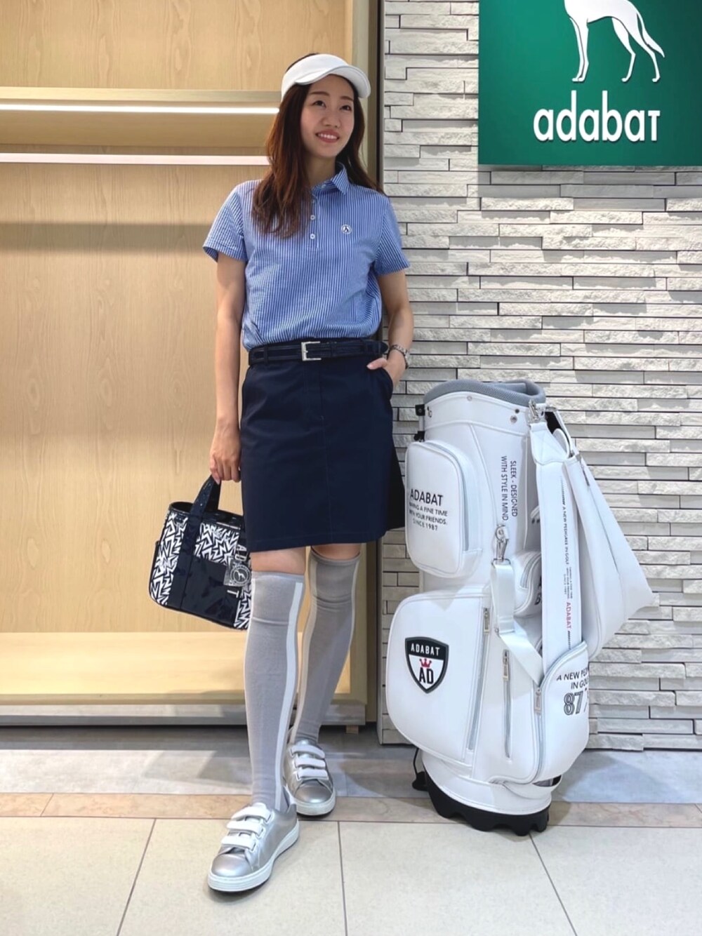 「アダバット、adabat、ゴルフ、ゴルフウェア、ゴルフ女子、ゴルフスタイル、スポーツ、スポーツウェア、スポーツコーデ、夏コーデ、ストライプシャツ」｜「adabatの台形スカート（スカート、ブルー系）」を使った、Hさん（レディース・160cm）の夏コーディネートの1枚目の写真