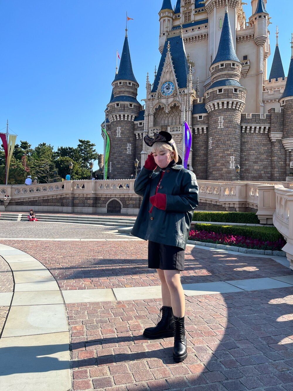 「低身長コーデ、ootd、おしゃれさんと繋がりたい、ハーフパンツ、disney、ディズニー、ディズニーコーデ、ハイトーンカラー」｜「FREAK'S STOREのダメージロゴスウェット（スウェット、レッド系）」を使った、アユミさん（レディース・154cm）の冬コーディネートの1枚目の写真