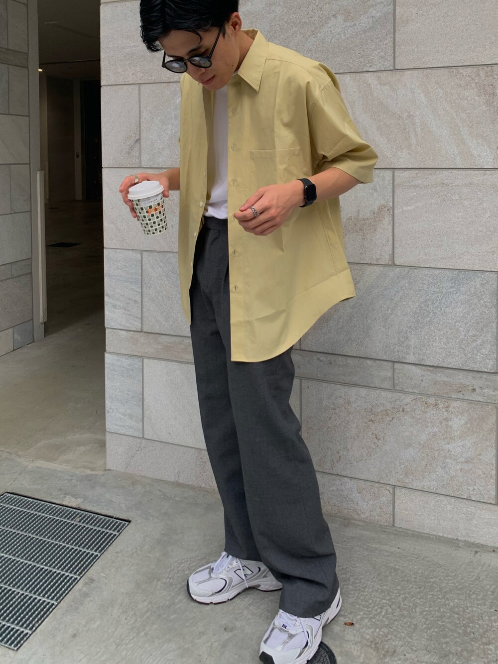 「COOLなこのコが仲間入り、夏コーデ、シャツスタイル、シャツコーデ、イエロー、スニーカーコーデ、韓国ファッション、白スニーカー、ラフ、大人カジュアル」｜「AURALEEのAURALEE / ショートスリーブシャツ（シャツ/ブラウス、イエロー系）」を使った、Choi さん（メンズ・177cm）の夏コーディネートの1枚目の写真