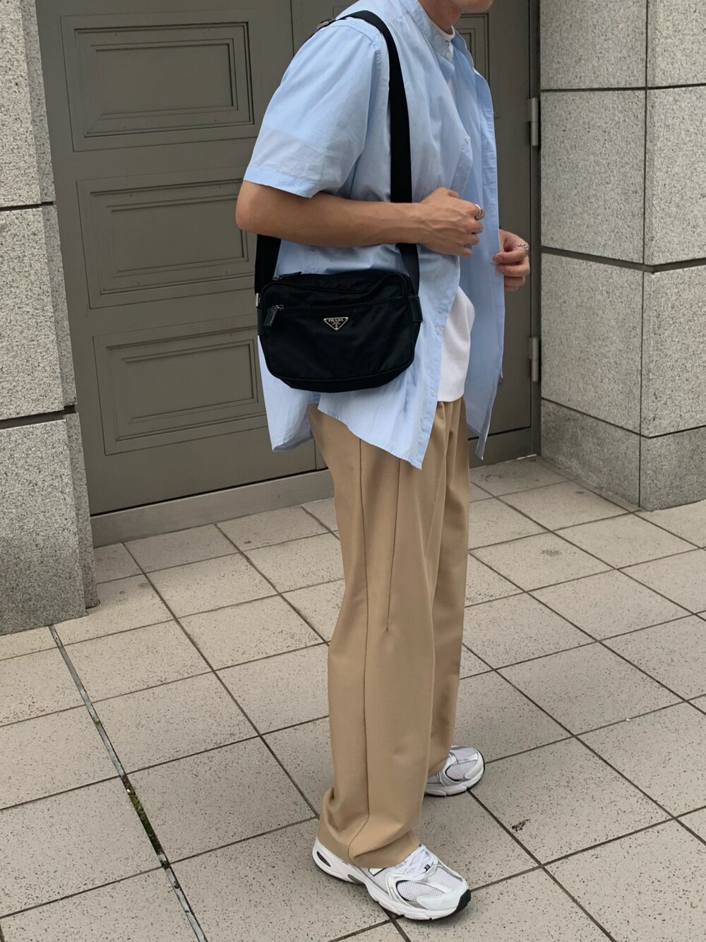 「シンプルスタイル、ゆるコーデ、スニーカーコーデ、newbalance530、きれいめカジュアル、夏コーデ」｜「Acne StudiosのAcne Studios Navid Logo-Print Stretch-Jersey T-Shirt（Tシャツ/カットソー、ホワイト系）」を使った、Choi さん（メンズ・177cm）の秋コーディネートの1枚目の写真