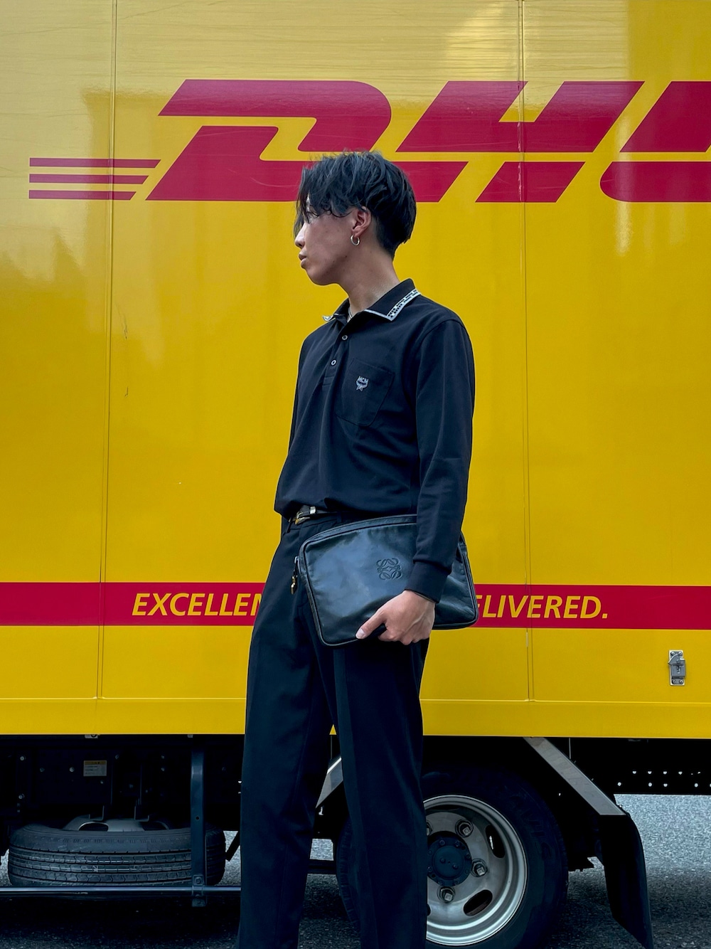 「DHL」｜「LOEWEのアイテム（ハンドバッグ、ブラック系）」を使った、92さん（メンズ・175cm）の秋コーディネートの1枚目の写真