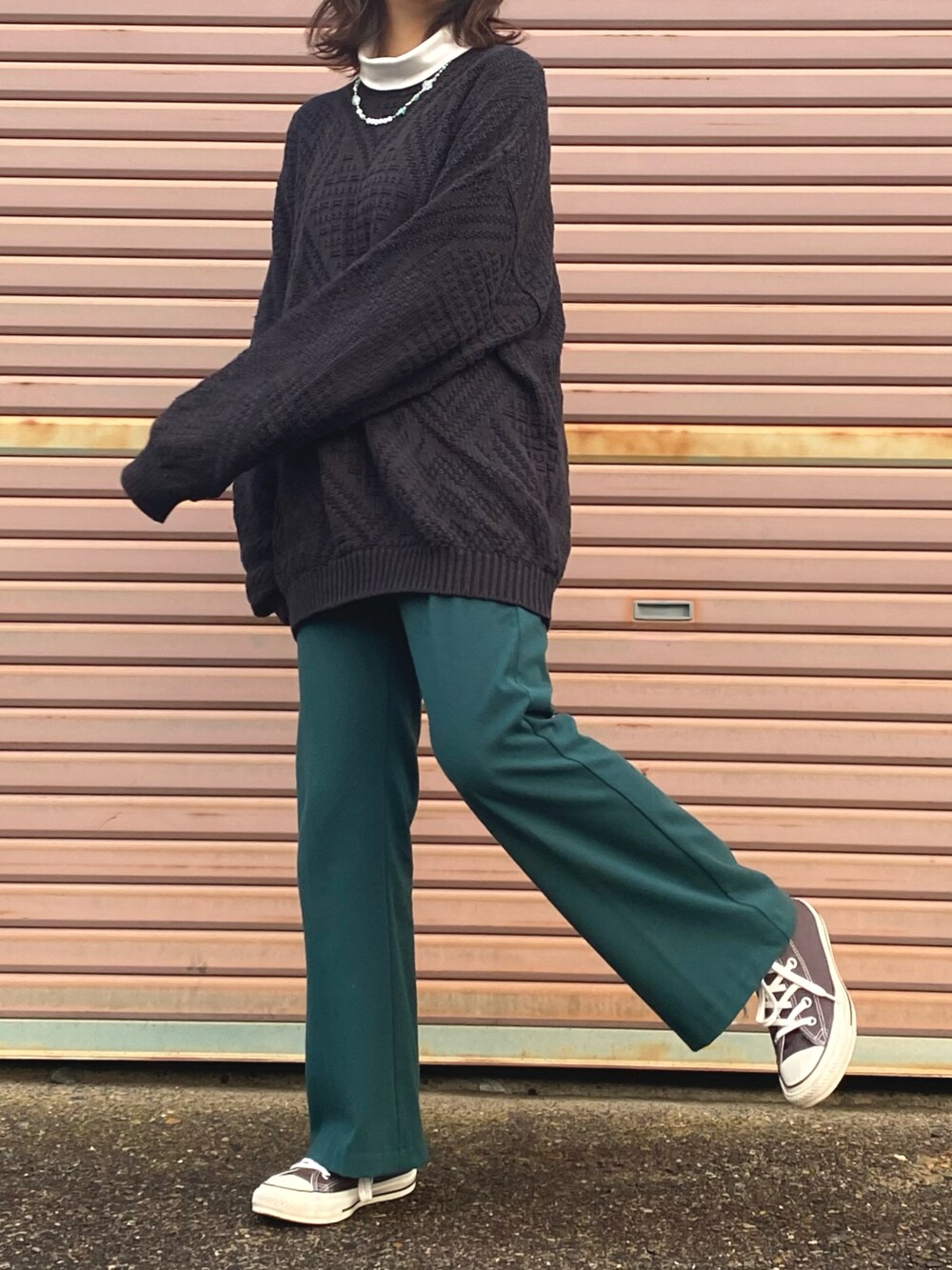「冬コーデ、シンプルコーデ、お洒落さんとつながりたい、きれいめカジュアル、ラクチンコーデ、ニット、カラーパンツ、古着、古着MIX、GU、フレアパンツ、コンバース、レイヤードスタイル、ハイネック」｜「UNIQLOのソフトタッチタートルネックT（長袖）（Tシャツ/カットソー、ホワイト系）」を使った、　あいり☺︎さん（レディース・163cm）の冬コーディネートの1枚目の写真