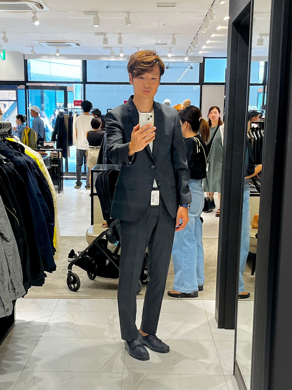 「スーツスタイル、HUGO BOSS、試着」｜「BOSSのアイテム（スーツジャケット、グレー系）」を使った、白パン族さん（メンズ・186cm）の秋コーディネートの1枚目の写真