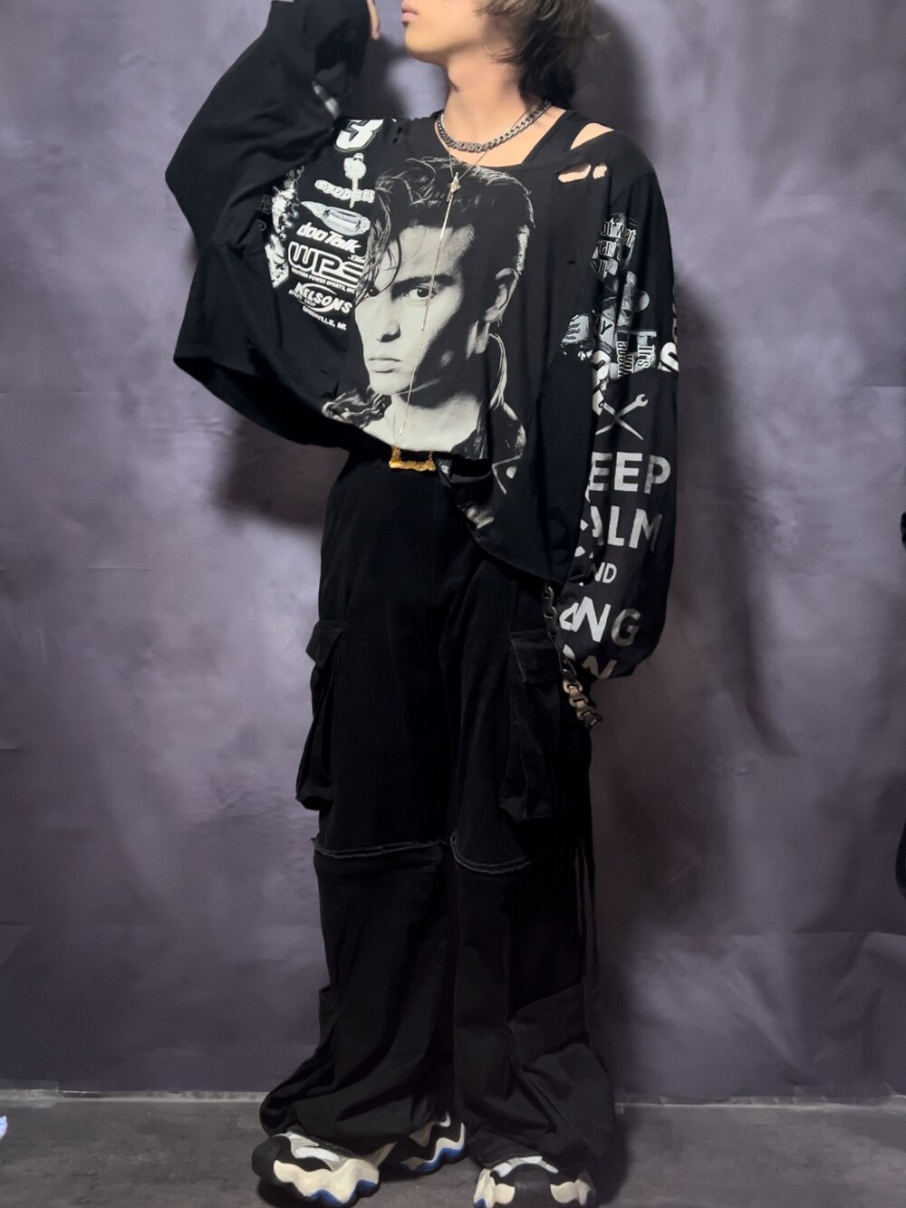ブラック系のカーゴパンツ、ブラック系のTシャツ/カットソー、ホワイト系のスニーカーを着用したメンズの秋コーディネートの1枚目の写真