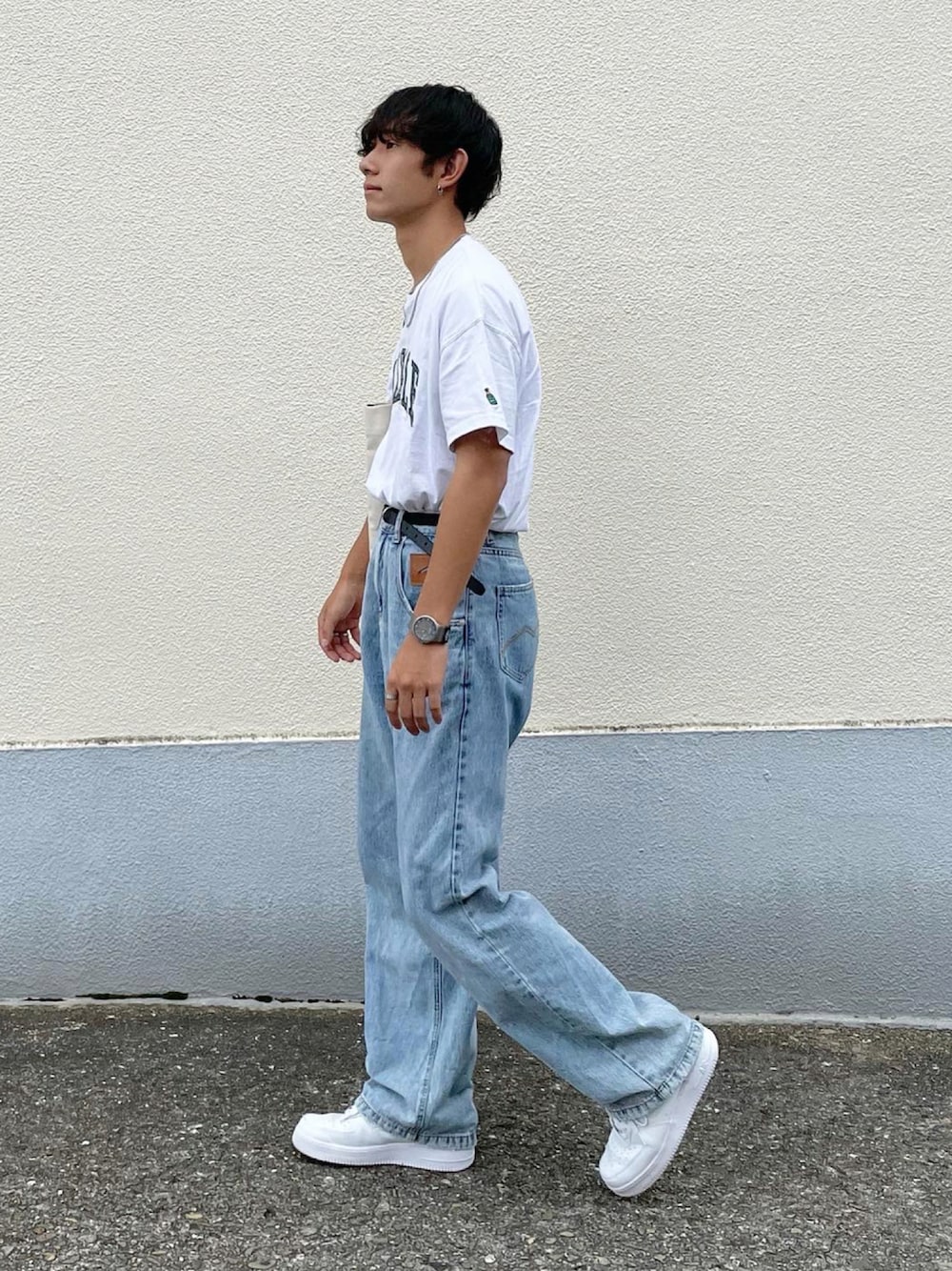 ホワイト系のTシャツ/カットソー、ブルー系のデニムパンツ、ホワイト系のスニーカーを着用したメンズの秋コーディネートの1枚目の写真