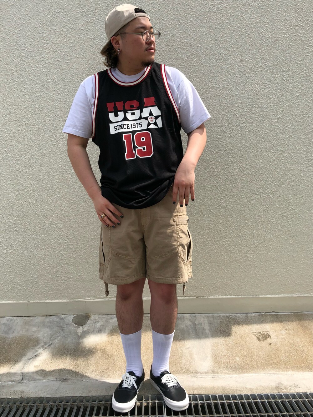 「スニーカー、カジュアル、AVIREX、スポーツミックス、ハーフパンツ、シンプルコーデ、夏コーデ、カジュアルコーデ、おしゃれさんと繋がりたい、いいね、save、フォローお願いします🤑」｜「AVIREXのAVI-FADE WASH MATL-C（カーゴパンツ、グリーン系）」を使った、Ruminaさん（メンズ・183cm）の春コーディネートの1枚目の写真