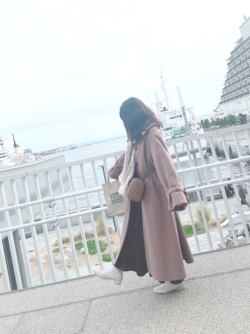 「one after another NICE CLAUPの大人可愛いステンカラーオーバーロングコート（ステンカラーコート、ブラウン系）」を使った、mimoさん（レディース・159cm）の春コーディネートの1枚目の写真