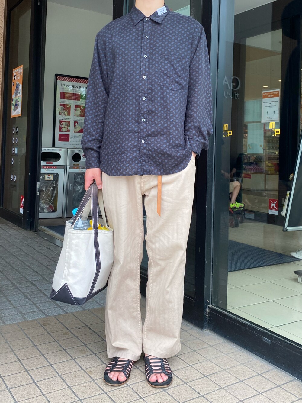 「夏、オトナカジュアル、シンプル、ビッグシルエット、黒、ワントーンコーデ、ペイズリー、レイヤードスタイル、シャツスタイル、ワイドパンツ」｜「Steven Alanの＜Steven Alan＞ PAISLEY PRINT REGULAR COLLAR SHIRT-NERD/シャツ（シャツ/ブラウス、ブラック系）」を使った、田邊敬一朗さん（メンズ・177cm）の夏コーディネートの1枚目の写真