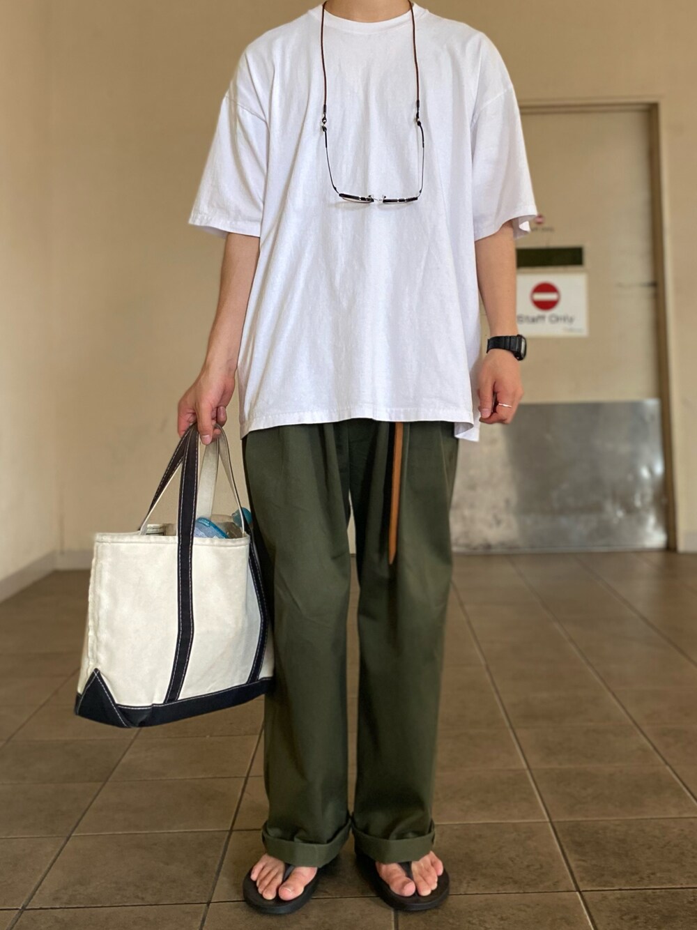 「シンプルコーデ、カジュアル、リラックススタイル、ビッグシルエット、夏、夏コーデ、Tシャツ、白Tシャツ、ラフ、雨の日コーデ」｜「PRO CLUB の【PROCLUB/プロクラブ】Heavyweight Short Sleeve Tee 厚手　Tシャツ　無地　ユニセックス クルーネック（Tシャツ/カットソー、ホワイト系）」を使った、田邊敬一朗さん（メンズ・177cm）の夏コーディネートの1枚目の写真