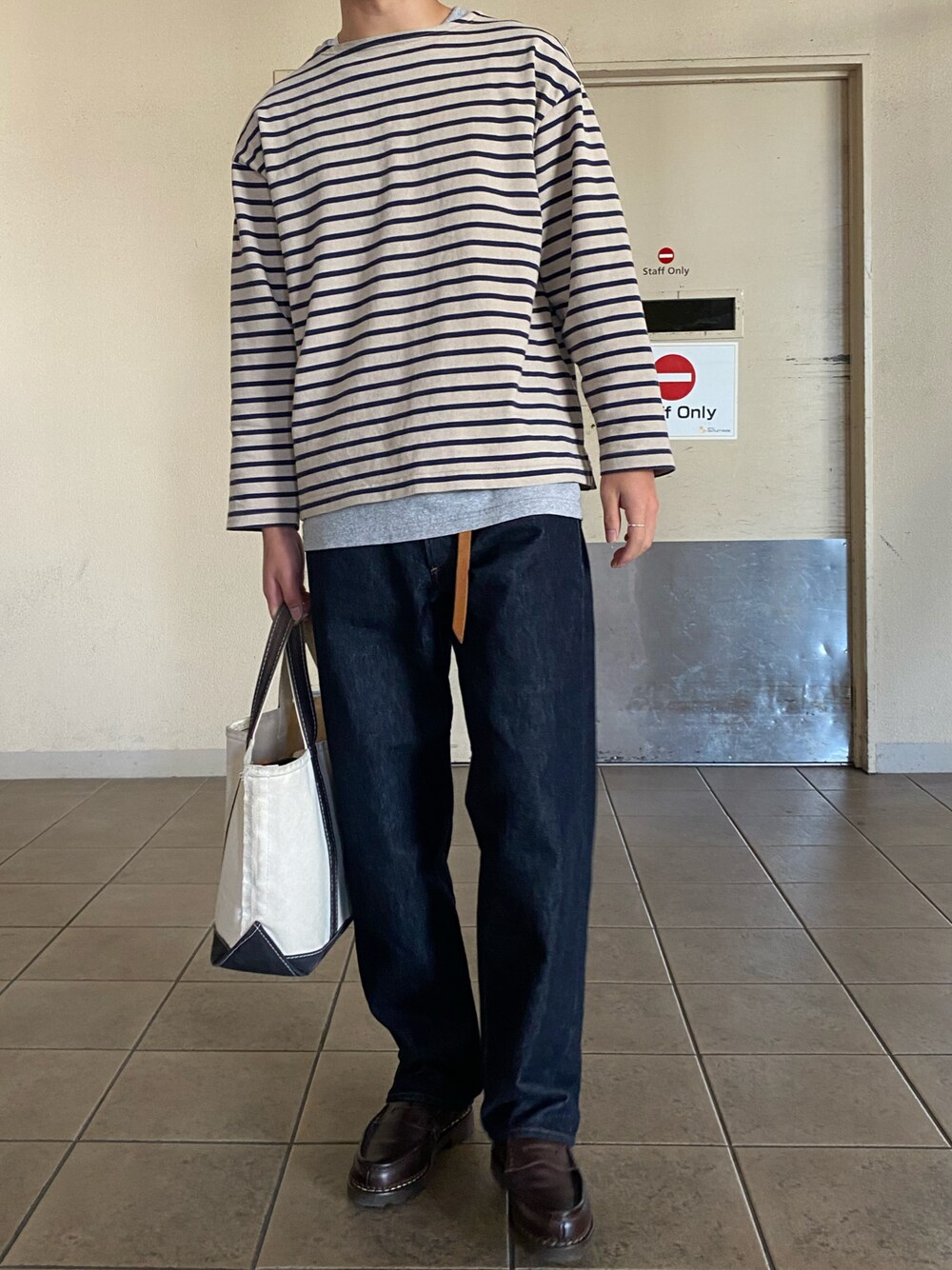 「休日スタイル、秋コーデ、おしゃれさんと繋がりたい、オーバーサイズ、大人カジュアル、シンプル、デニム、ボーダー、レイヤードスタイル、ブラウン」｜「CPCMのアイテム（トップス、ベージュ系）」を使った、田邊敬一朗さん（メンズ・177cm）の秋コーディネートの1枚目の写真