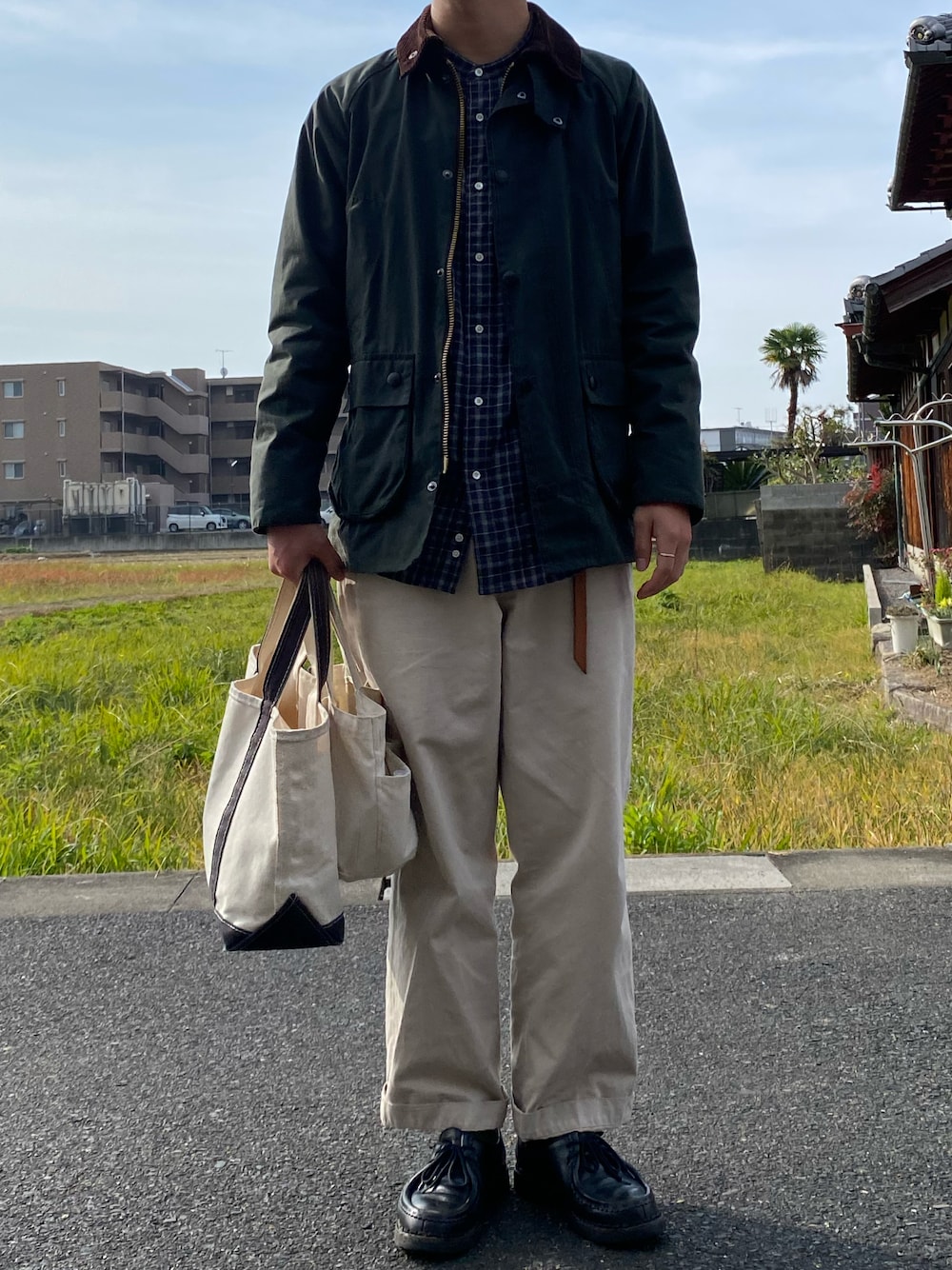 「オーバーサイズ、今日のコーデ、おしゃれさんと繋がりたい、きれいめカジュアル、カジュアルコーデ、ジャケット、白パンツ、スラックス、チノパン、革靴、シャツスタイル」｜「BarbourのBarbour / BEDALE SL オイルド ジャケット（ブルゾン、グリーン系）」を使った、田邊敬一朗さん（メンズ・177cm）の秋コーディネートの1枚目の写真