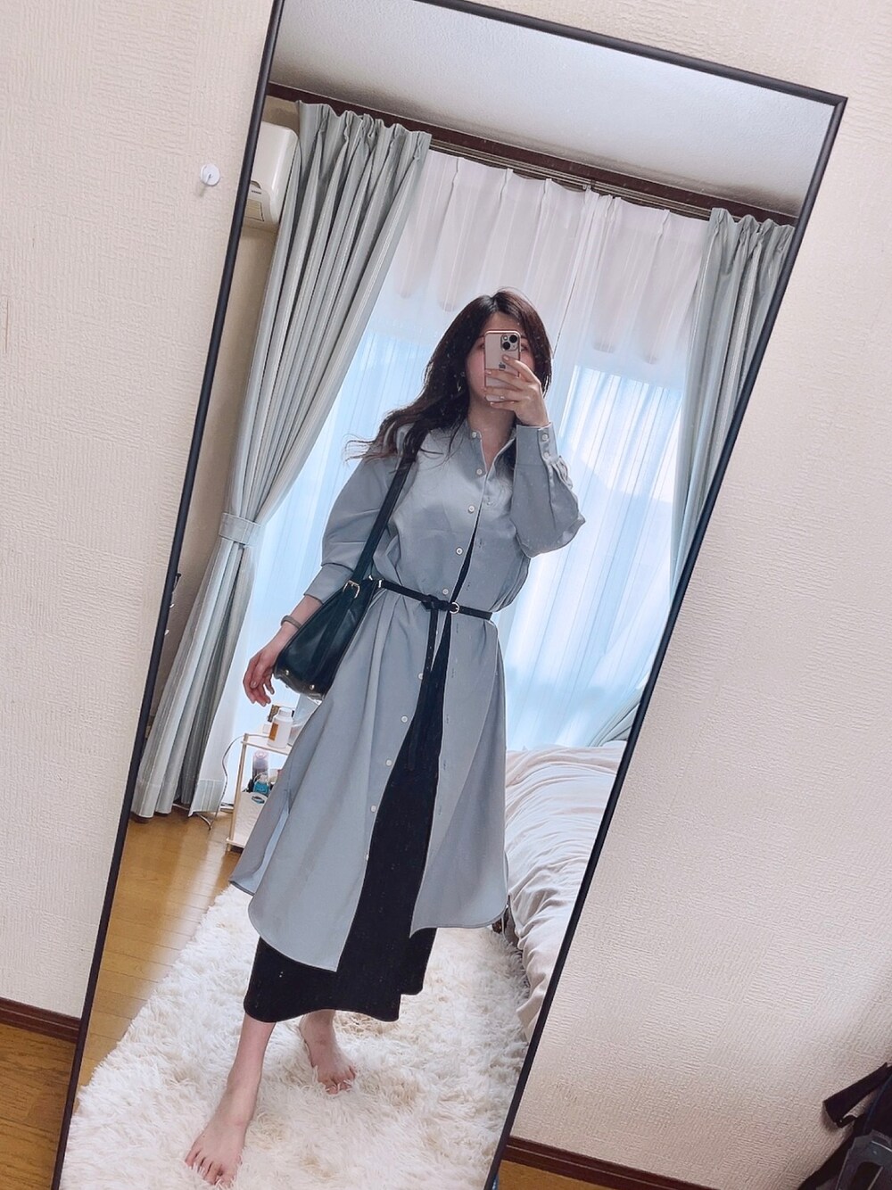 「着回しコーデ、キャミワンピ、シャツスタイル、シャツワンピ、シンプルコーデ、オトナ女子」｜「amelのサテンロングキャミドレス（ワンピース、ブラック系）」を使った、SHIHOさん（レディース・166cm）の春コーディネートの1枚目の写真