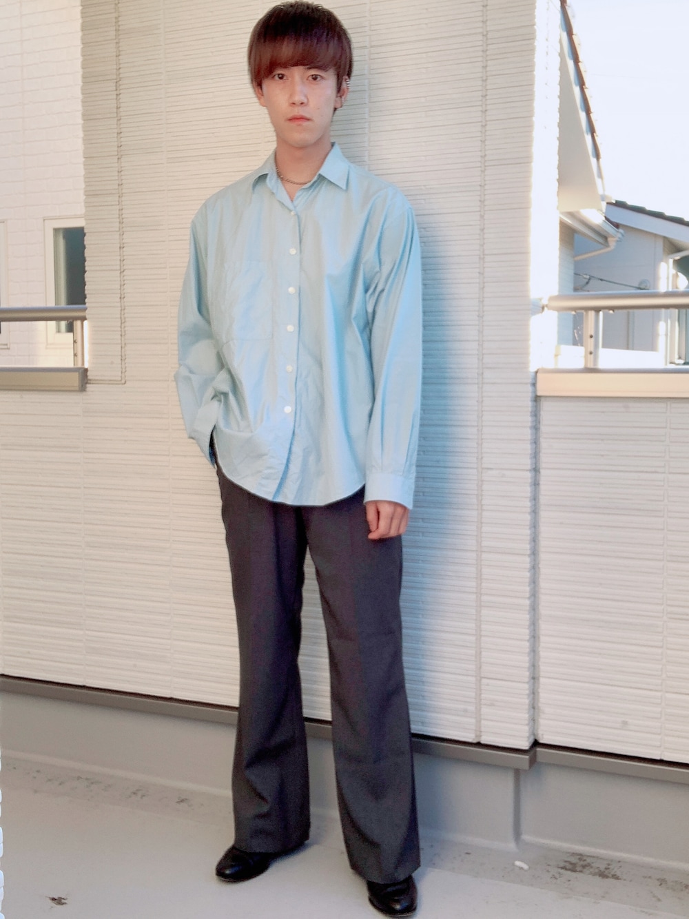 「シンプル、スラックス、シャツスタイル、AURALEE、GUCCI、LAD MUSICIAN」｜「AURALEEのAURALEE / オーラリー ウォッシュドフィンクスツイルビッグシャツ（シャツ/ブラウス、ブルー系）」を使った、たかさん（メンズ・172cm）の秋コーディネートの1枚目の写真