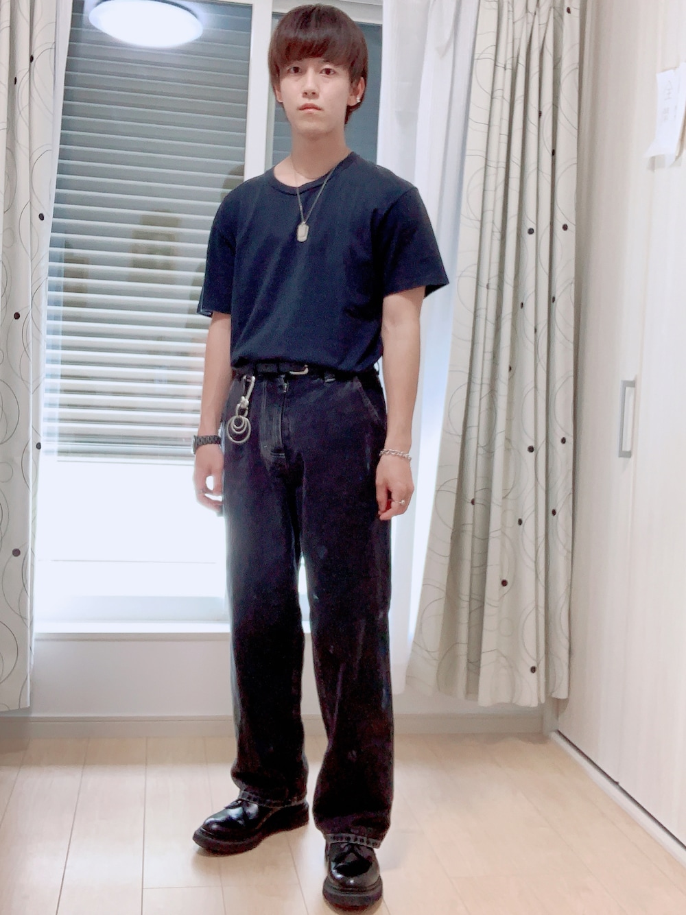 ブラック系のデニムパンツ、シルバー系のネックレス、シルバー系のキーケース/キーアクセサリーを着用したメンズの夏コーディネートの1枚目の写真