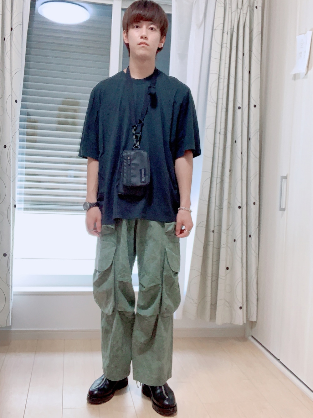 「ワイドパンツ、ミリタリー、テック系、オーバーサイズ、グリーン」｜「entire studiosのアイテム（Tシャツ/カットソー、グリーン系）」を使った、たかさん（メンズ・172cm）の夏コーディネートの1枚目の写真