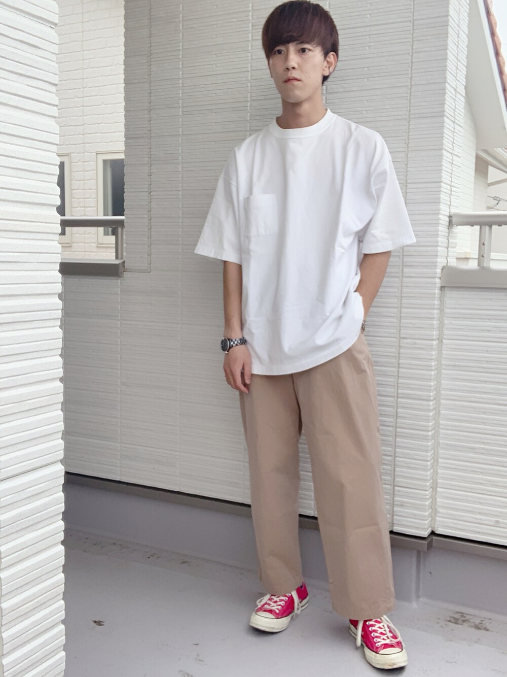 「おしゃれさんと繋がりたい、カジュアル、コンバース、夏だ！Tシャツ着よう！、ラフ、ビックシルエット、チノパン」｜「fitforのfitfor　UNISEX WIDE（Tシャツ/カットソー、ホワイト系）」を使った、たかさん（メンズ・172cm）の夏コーディネートの1枚目の写真