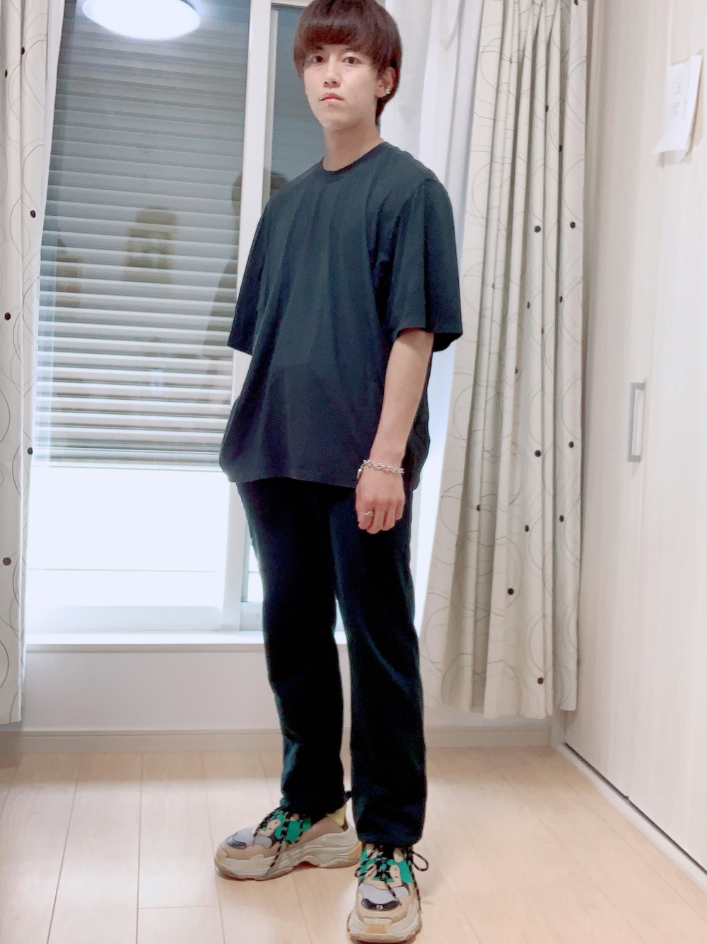 「ビッグシルエット、グリーン、カジュアル、スニーカーコーデ、スウェットパンツ」｜「entire studiosのアイテム（Tシャツ/カットソー、グリーン系）」を使った、たかさん（メンズ・172cm）の夏コーディネートの1枚目の写真