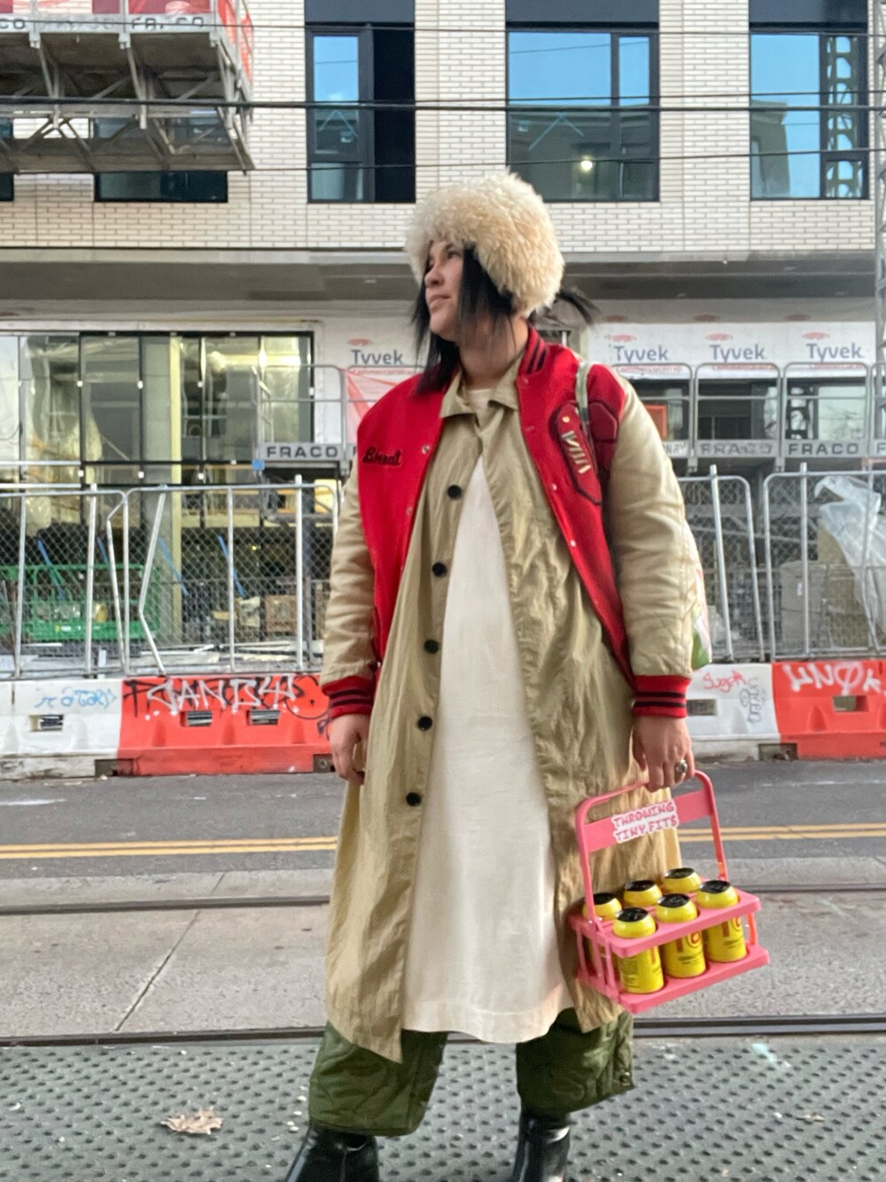「新星WEARISTAにエントリー、オトナカジュアル、カジュアルコーデ、きれいめカジュアル、ootd、vintage、カーキ、ホワイト、セットアップ、いいね、save、フォローお願いします🤑、fashion、layering、jacket、woman、おしゃれさんと繋がりたい」｜「STUSSYのアイテム（トレンチコート、ベージュ系）」を使った、Ashley Thorntonさん（レディース・180cm）の冬コーディネートの1枚目の写真