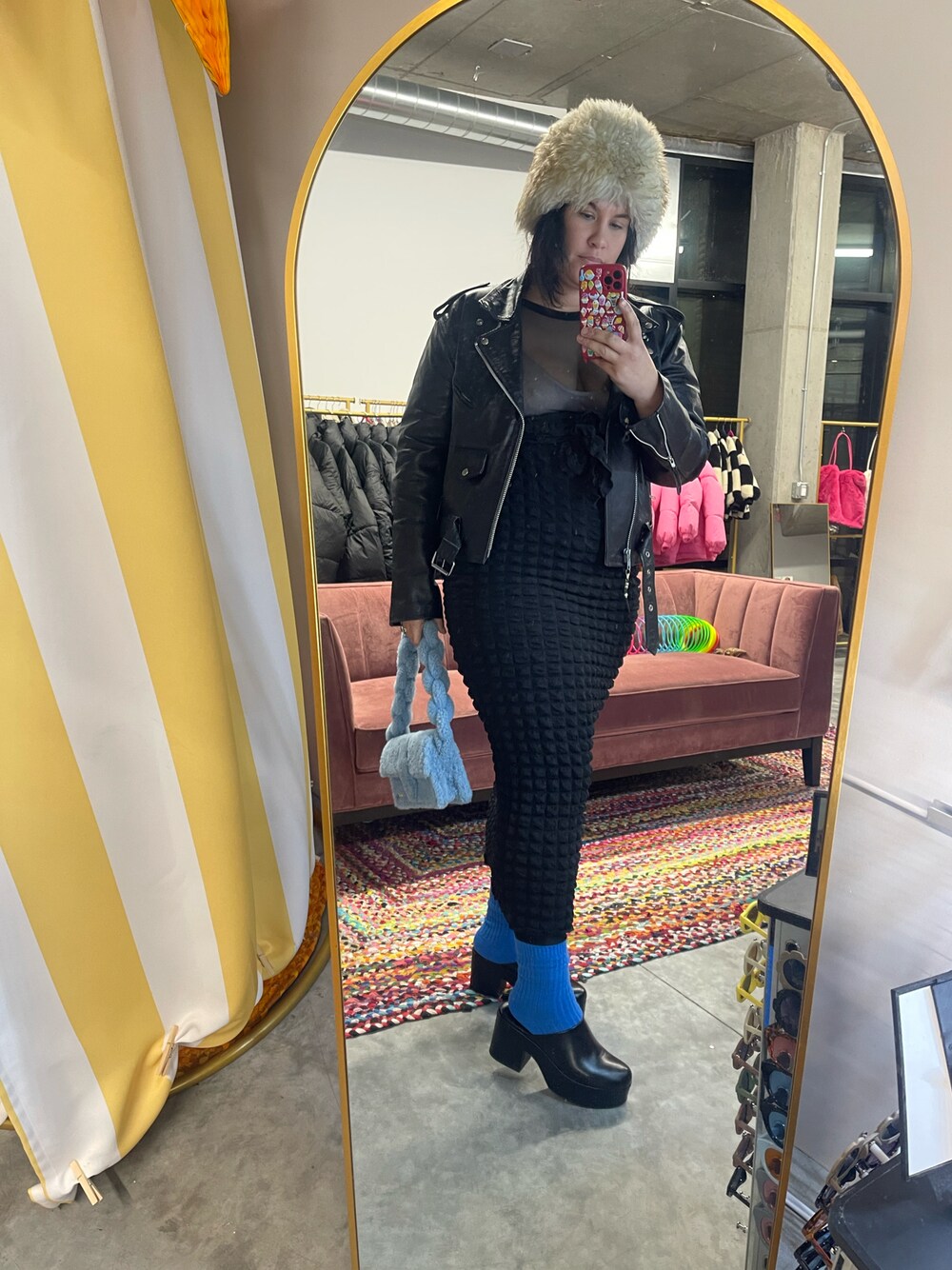 「leather、ootd、新星WEARISTAにエントリー、オトナカジュアル、dress、vintage、シンプル、スウェット、レイヤードスタイル、ホワイトコーデ、シンプルコーデ、休日スタイル、パンツスタイル、ニットコーデ、プチプラコーデ」｜「JAQUEMUSのアイテム（ハンドバッグ、ブルー系）」を使った、Ashley Thorntonさん（レディース・180cm）の冬コーディネートの1枚目の写真