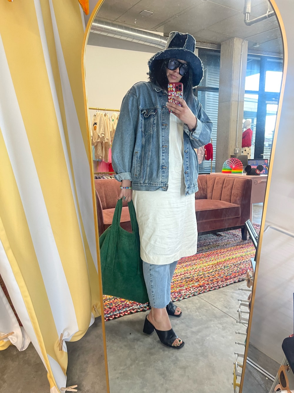 「heels、denim、Levis、hat、glasses、shoes、ootd、SELFIE、fashion、streetstyle、jeans、street」｜「H&Mのアイテム（ビジネスシャツ、ホワイト系）」を使った、Ashley Thorntonさん（レディース・180cm）の冬コーディネートの1枚目の写真