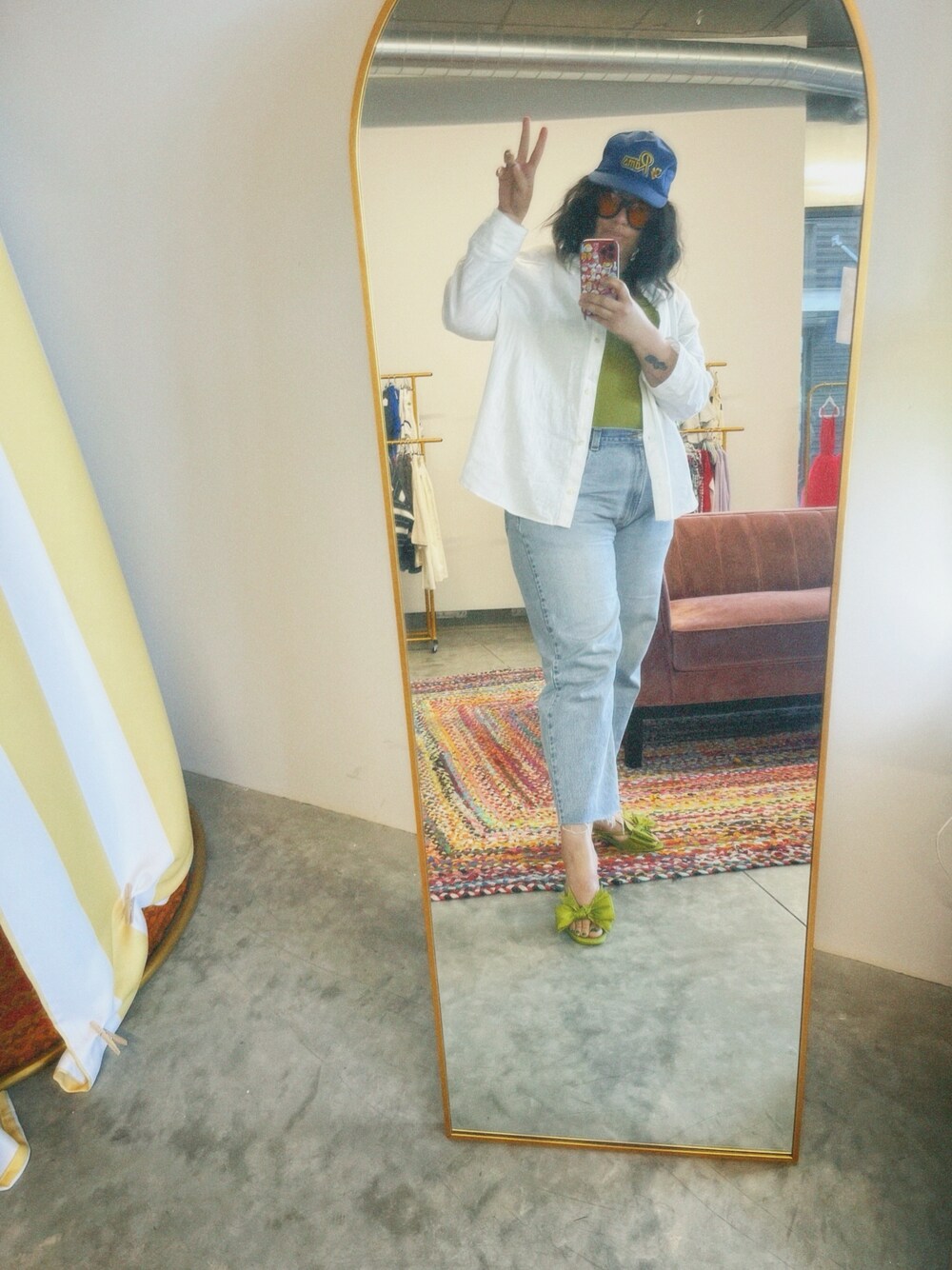 「Levis、streetstyle、Kitten Heel、STYLE、ootd、vintage、jeans、snapback、hat、NIKE、春のおしゃ見えテクニック、オトナカジュアル、休日スタイル」｜「Levis PReMIUMのアイテム（デニムパンツ、ブルー系）」を使った、Ashley Thorntonさん（レディース・180cm）の春コーディネートの1枚目の写真