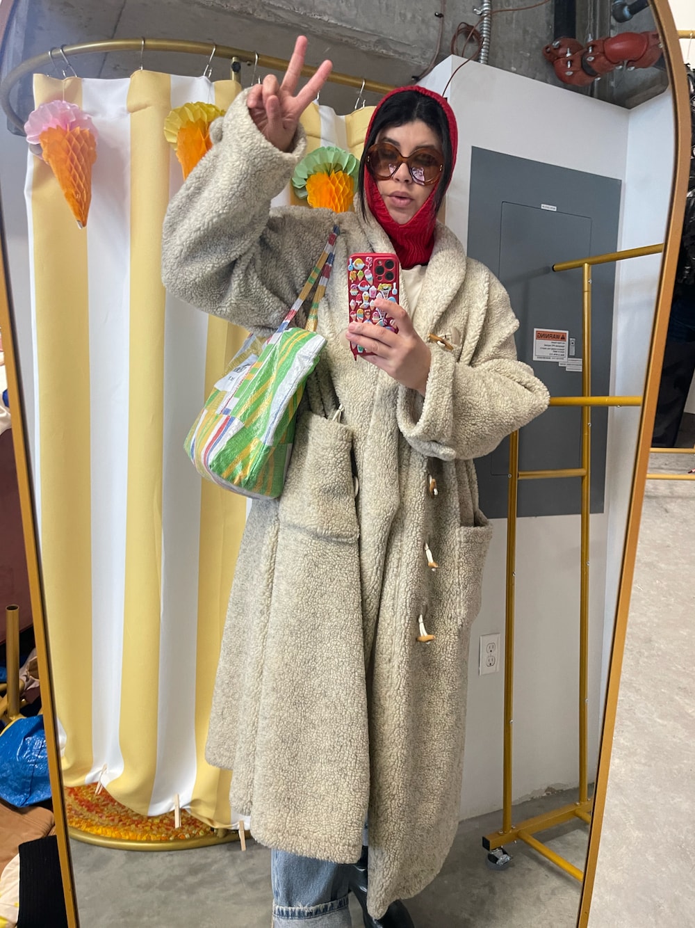 その他のトートバッグ、ブルー系のデニムパンツを着用したレディースの冬コーディネートの1枚目の写真