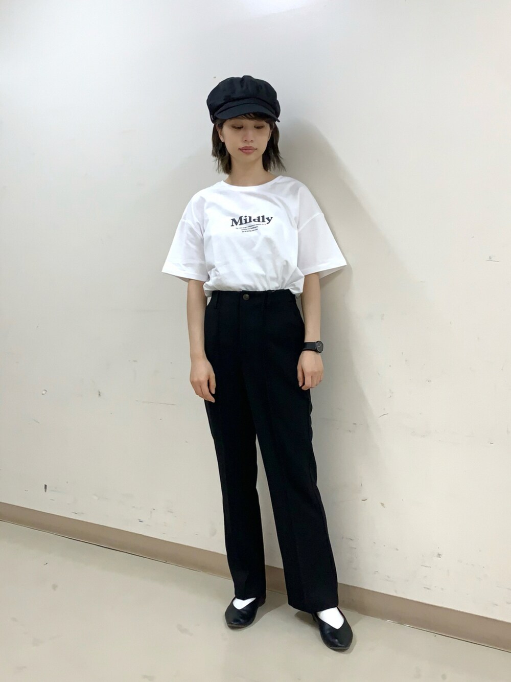 ブラック系のその他パンツ、ホワイト系のトップス、ブラック系の帽子を着用したレディースの夏コーディネートの1枚目の写真