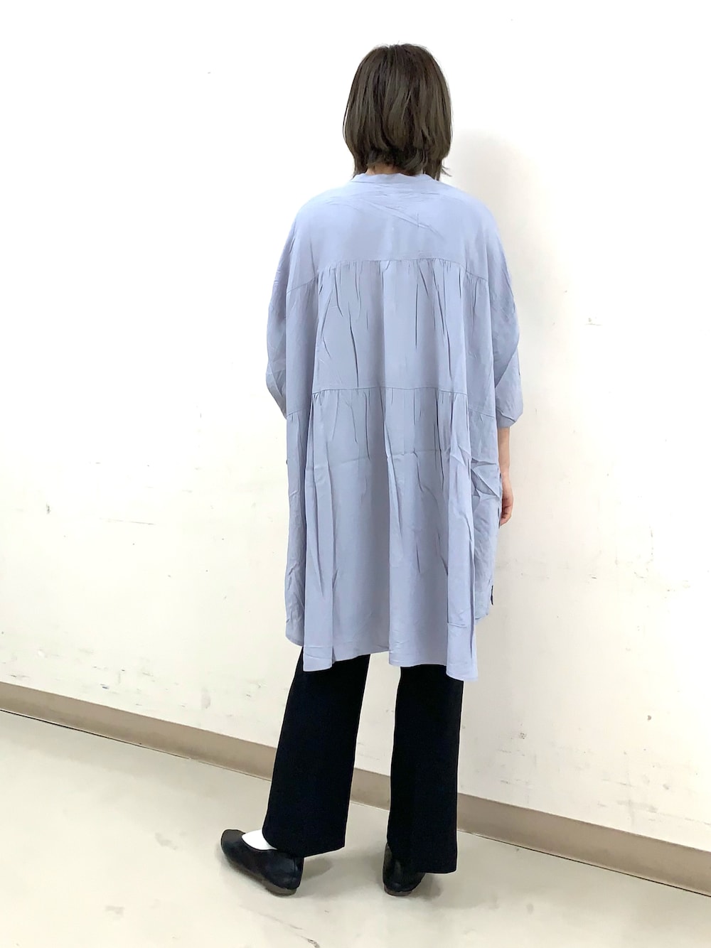 ブルー系のシャツ/ブラウス、ブルー系のチュニック、ブラック系のその他パンツを着用したレディースの秋コーディネートの1枚目の写真