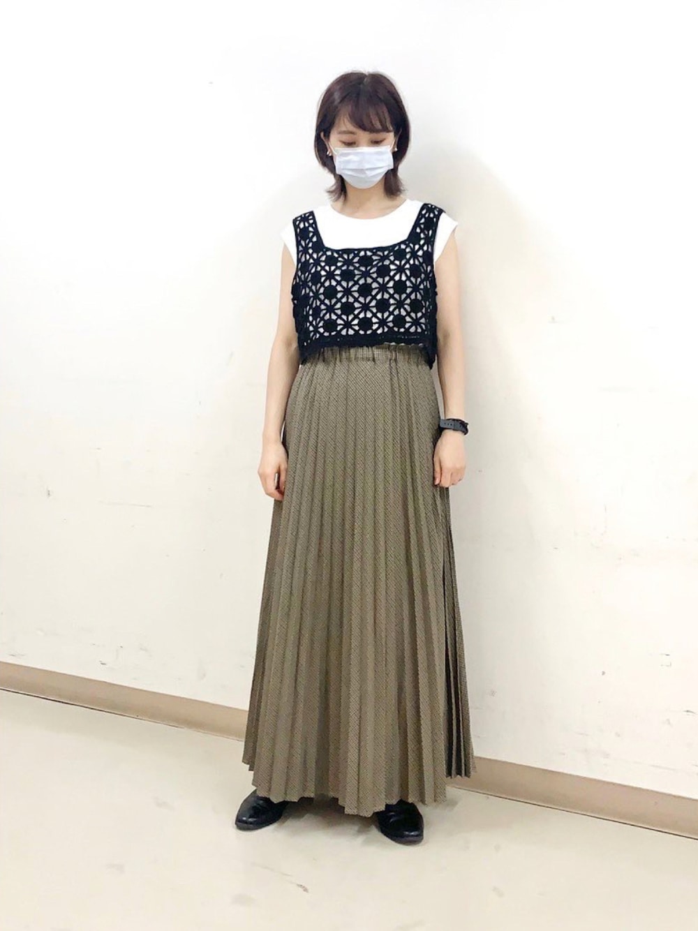 ブラック系のTシャツ/カットソー、その他のスカートを着用したレディースの秋コーディネートの1枚目の写真