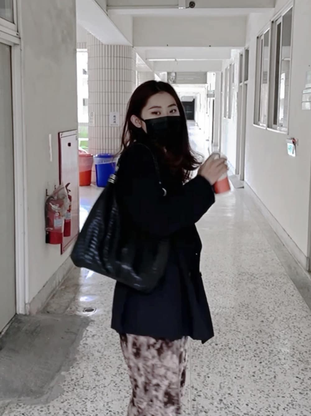 「nuzzonのアイテム（チノパンツ、ブラウン系）」を使った、廖妙淨さん（レディース・170cm）の秋コーディネートの1枚目の写真