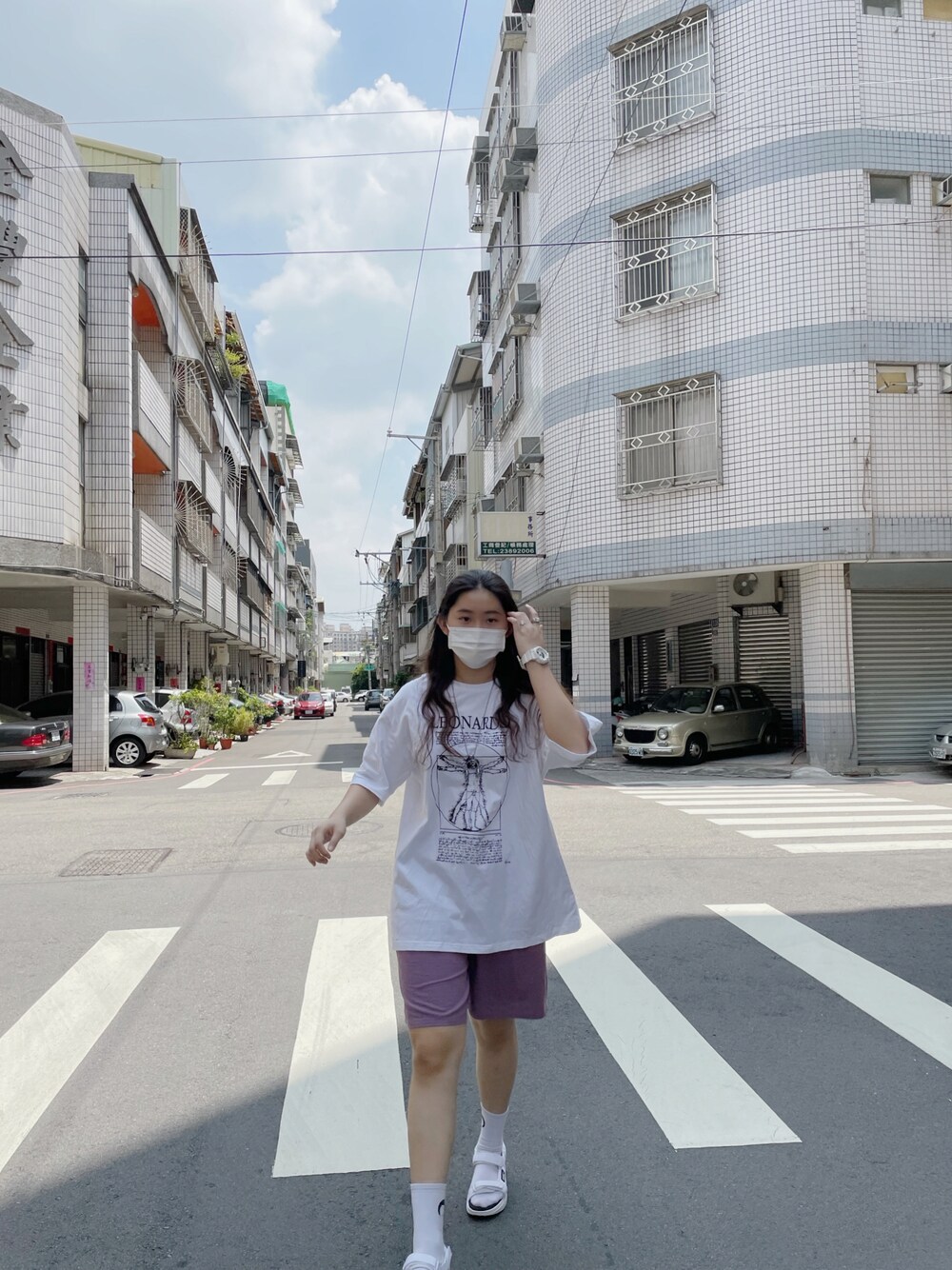 「loriのアイテム（Tシャツ/カットソー、ホワイト系）」を使った、廖妙淨さん（レディース・170cm）の夏コーディネートの1枚目の写真