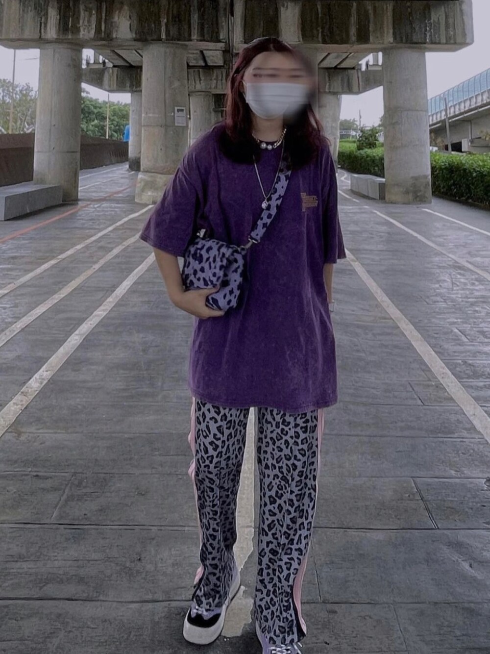 「nuzzonのアイテム（Tシャツ/カットソー、パープル系）」を使った、廖妙淨さん（レディース・170cm）の夏コーディネートの1枚目の写真