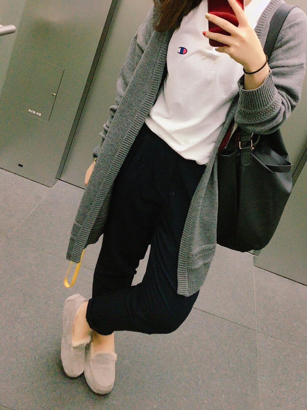 「UGGのUGG アグ ANSLEY（モカシン/デッキシューズ、グレー系）」を使った、🥳さん（レディース・163cm）の夏コーディネートの1枚目の写真