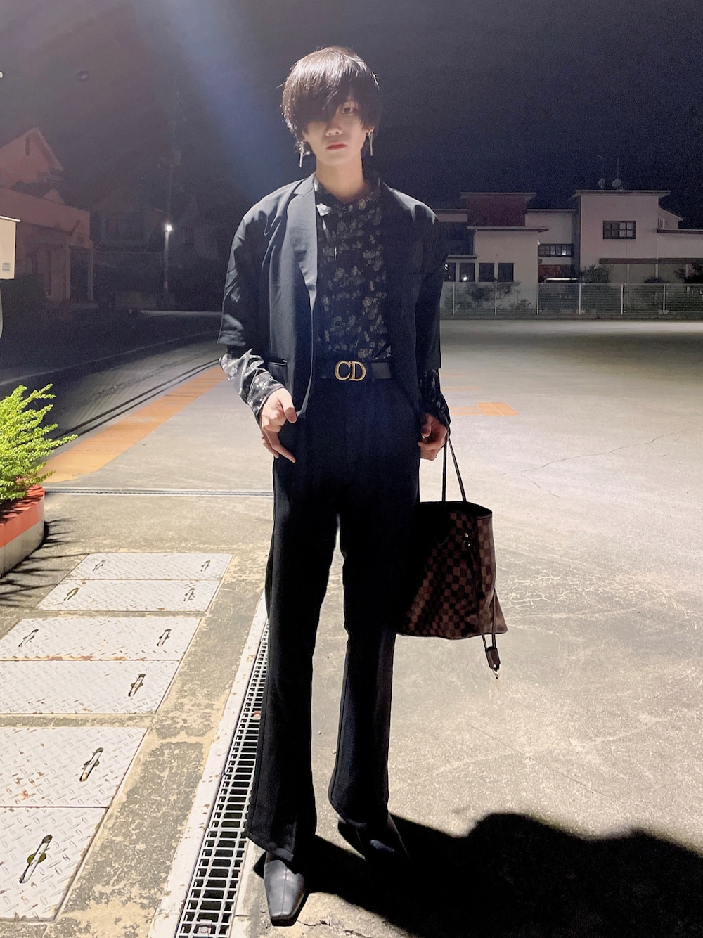 「秋服、休日スタイル、革靴、ブラック、柄シャツ、フレアパンツ、テーラード、ヒール、タックイン、カジュアル、フォローお願いします、ストリートコーデ」｜「Espinaのダークフラワーオーバーサイズドルマンシャツ（シャツ/ブラウス、ブラック系）」を使った、NO NAMEさん（メンズ・176cm）の秋コーディネートの1枚目の写真