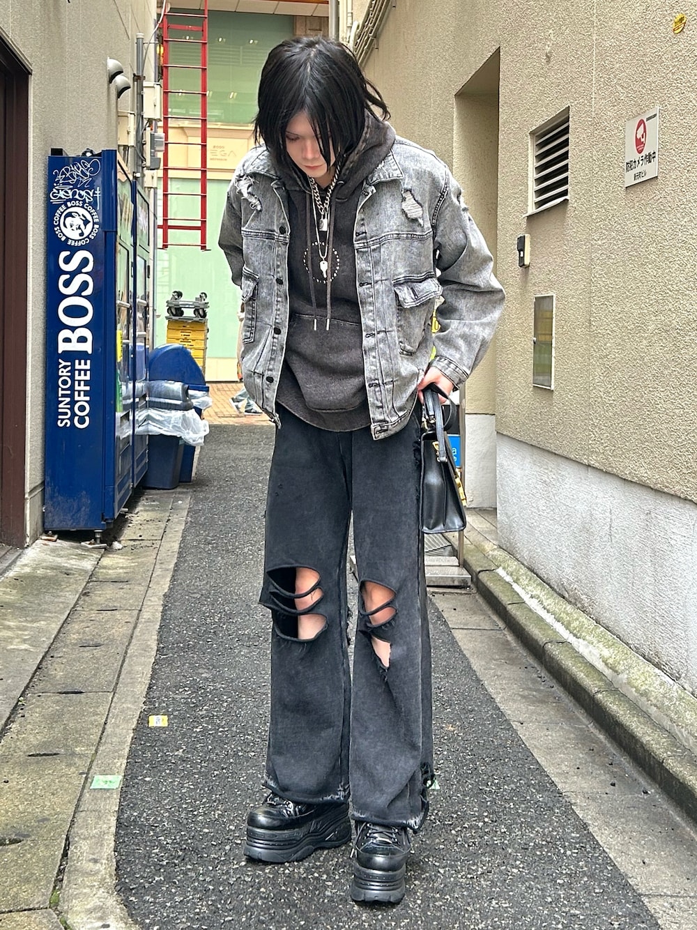 「今日のコーデ、デニムジャケット、デニムパンツ、ダメージデニムパンツ、クラッシュデニム、パーカー、パーカー グレー、ダッドスニーカー、くすみカラー、デニムコーデ、厚底シューズ、南京錠、ハンドバッグ、ワイドパンツ、いいね、save、フォローお願いします🤑」｜「シド・ヴィシャスのシド・ヴィシャス 南京錠Rネックレス 【S】（チョーカー、シルバー系）」を使った、NO NAMEさん（メンズ・176cm）の春コーディネートの1枚目の写真