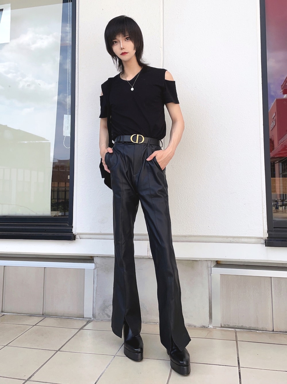 「休日コーデ、夏コーデ、メンズコーデ、おしゃれさんと繋がりたい、オールブラック、スリット、フレアパンツ、レザーパンツ、ブーツ、ヒールブーツ、ショルダーバッグ、モード、シンプルコーデ、ネックレス、いいね、save、フォローお願いします🤑」｜「Espinaのロゴコインシルバーネックレス（ネックレス、シルバー系）」を使った、NO NAMEさん（メンズ・176cm）の夏コーディネートの1枚目の写真