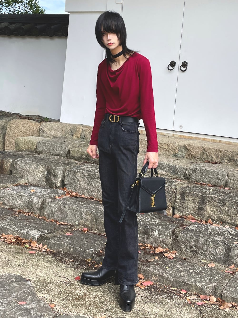 「ロンT、デニムパンツ、フレアパンツ、フレアデニム、ヒールブーツ、厚底シューズ、ハンドバッグ、ショルダーバッグ、タイトシルエット、シンプルコーデ、秋のコーデ、お出かけコーデ、モード、加工デニム、ラフ」｜「LUXSTYLEのドレープ無地ロンＴ（Tシャツ/カットソー、レッド系）」を使った、NO NAMEさん（メンズ・176cm）の秋コーディネートの1枚目の写真