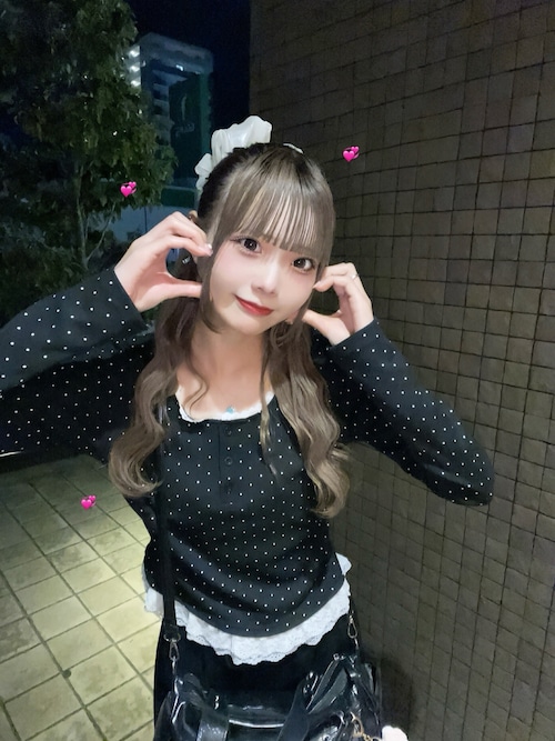 セール】ヘンリーネックレース付プレートロゴ長袖リブドットトップス