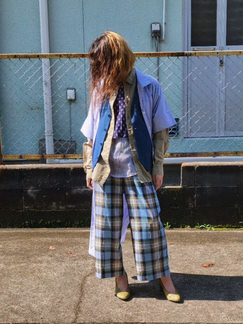 「ワンピース、グリーン、ブルー、秋のコーデ、ストライプ、ベスト、柄×柄、アダムエロペ(ADAM ET ROPE')、パンツスタイル、アナザーエディション、シャツオンシャツ、メンズアイテム、チエックパンツ、フォーエバー21、レイヤードスタイル」｜「ADAM ET ROPE'の【アウトレット店舗・WEB限定】TCブロードシャツワンピース（シャツワンピース、ブルー系）」を使った、oddity_plusさん（レディース・161cm）の秋コーディネートの1枚目の写真
