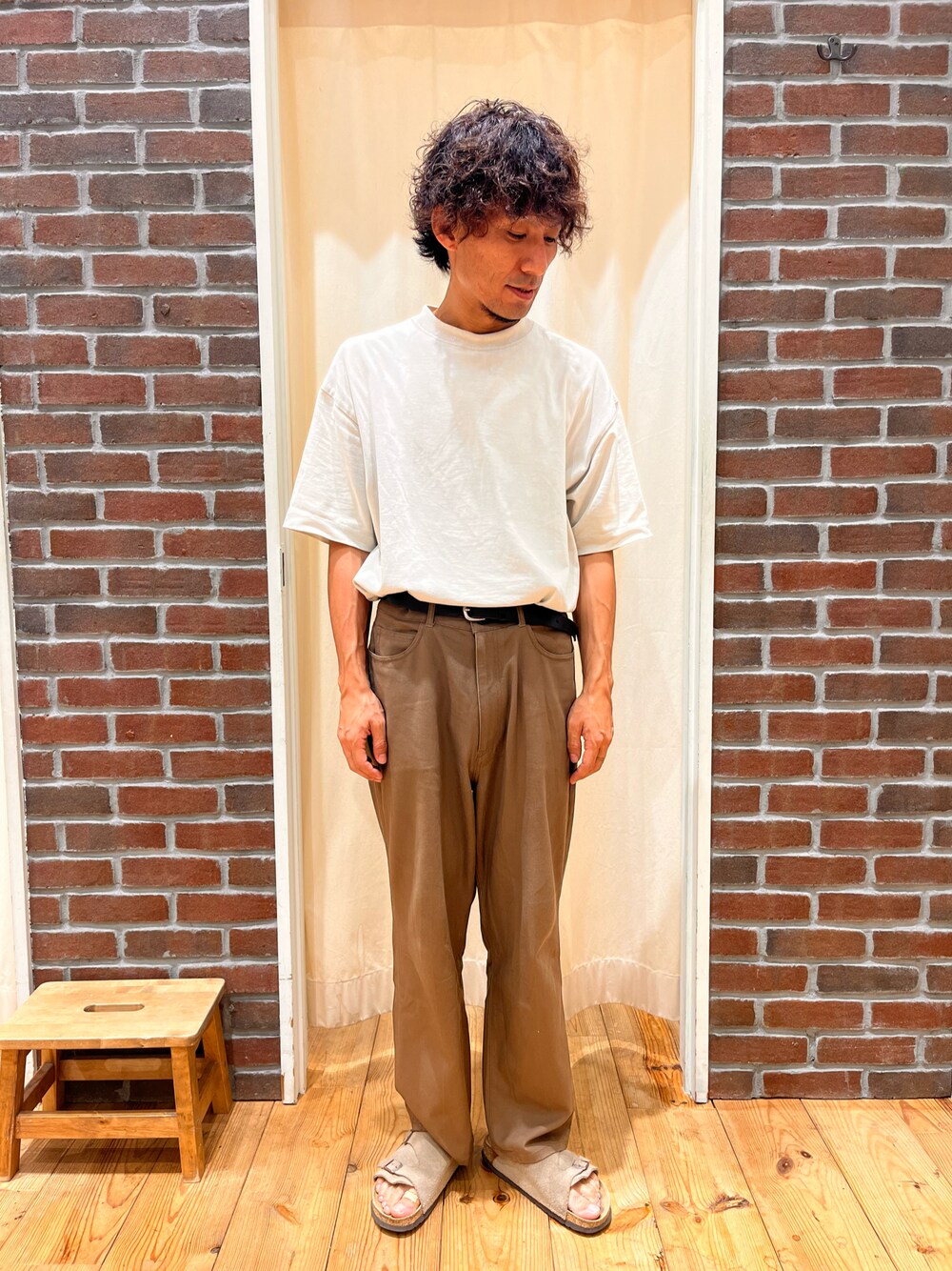 ベージュ系のTシャツ/カットソー、ベージュ系のサンダル、ブラウン系のその他パンツを着用したメンズの夏コーディネートの1枚目の写真