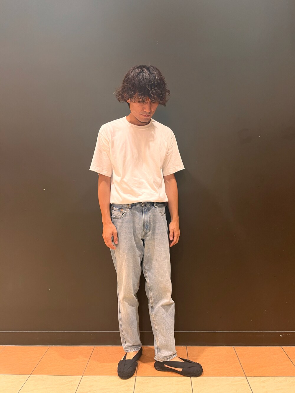 「白Tシャツ、デニムパンツ、ブリーチデニム、リーバイス、シンプルコーデ、カジュアル、シンプルスタイル、ラフコーデ、夏コーデ、休日スタイル、ホワイト」｜「Levi'sのLevi's/リーバイス 511 SLIM FIT ストレッチ スリムフィットストレート ウォッシュ加工デニム（デニムパンツ、ブルー系）」を使った、yujiroさん（メンズ・173cm）の夏コーディネートの1枚目の写真