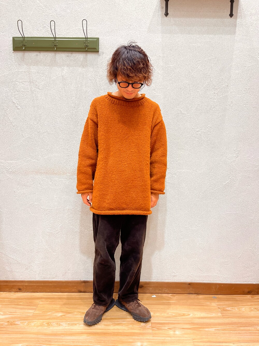 「新星WEARISTAにエントリー、オトナカジュアル、シンプルスタイル、おしゃれさんと繋がりたい、大人コーデ、いいね、save、フォローお願いします🤑、クリスマスに着たい服、UNIQLO、Steven Alan、ブラウン、ブラウンコーデ、オーラリー、AURALEE」｜「UNIQLOのワイドフィットテーパードコーデュロイパンツ セットアップ可能（その他パンツ、ブラウン系）」を使った、yujiroさん（メンズ・173cm）の冬コーディネートの1枚目の写真