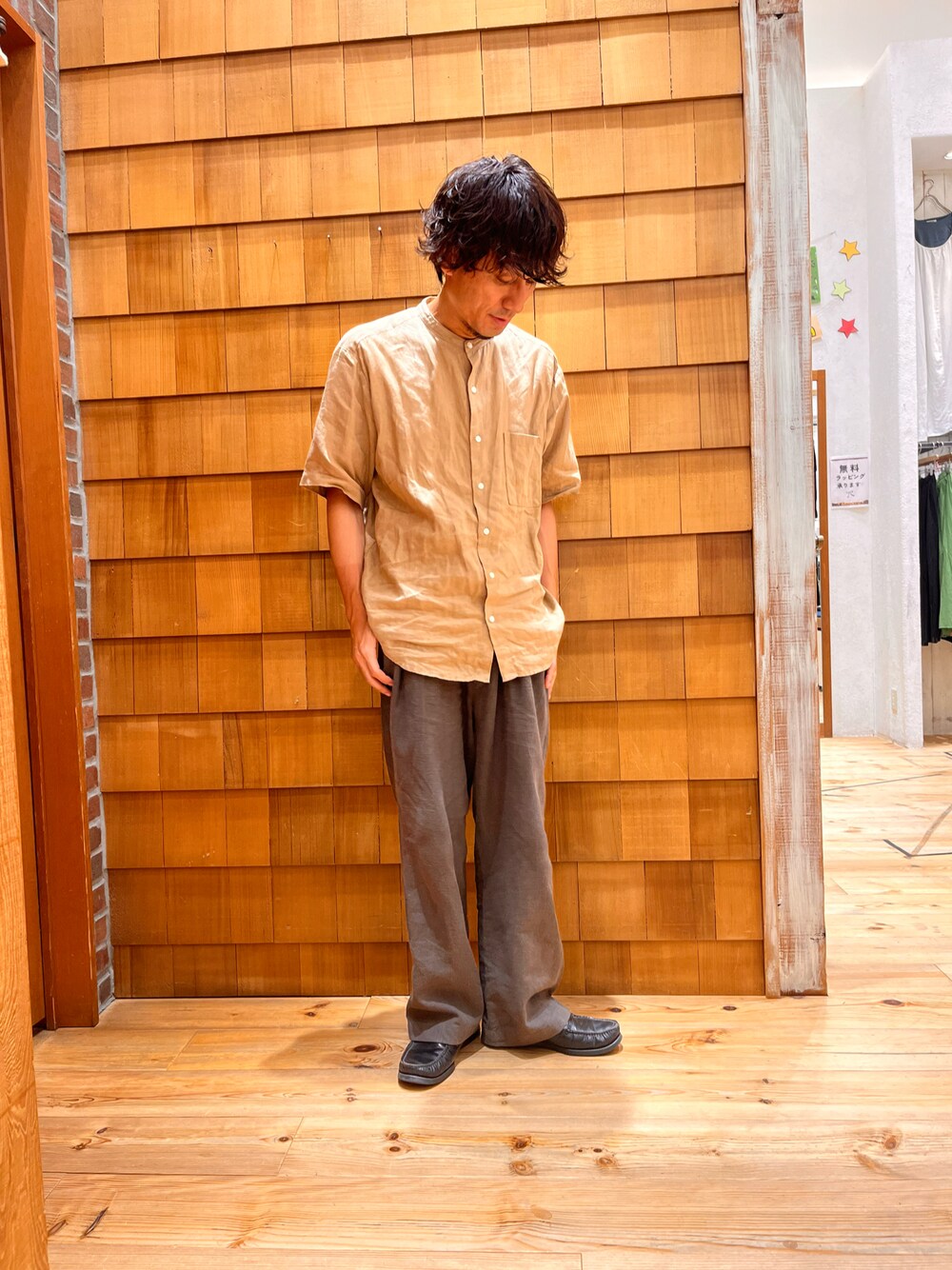 「コットンリネン、リネンパンツ、リネンシャツ、ブラウン、ブラウンコーデ、夏コーデ、シンプルコーデ、休日スタイル、オトナカジュアル、メンズファッション、このスタイルがお気に入り」｜「FORK&SPOONのFORK&SPOON　コットンリネンテクスチャーパンツ（その他パンツ、ブラウン系）」を使った、yujiroさん（メンズ・173cm）の夏コーディネートの1枚目の写真